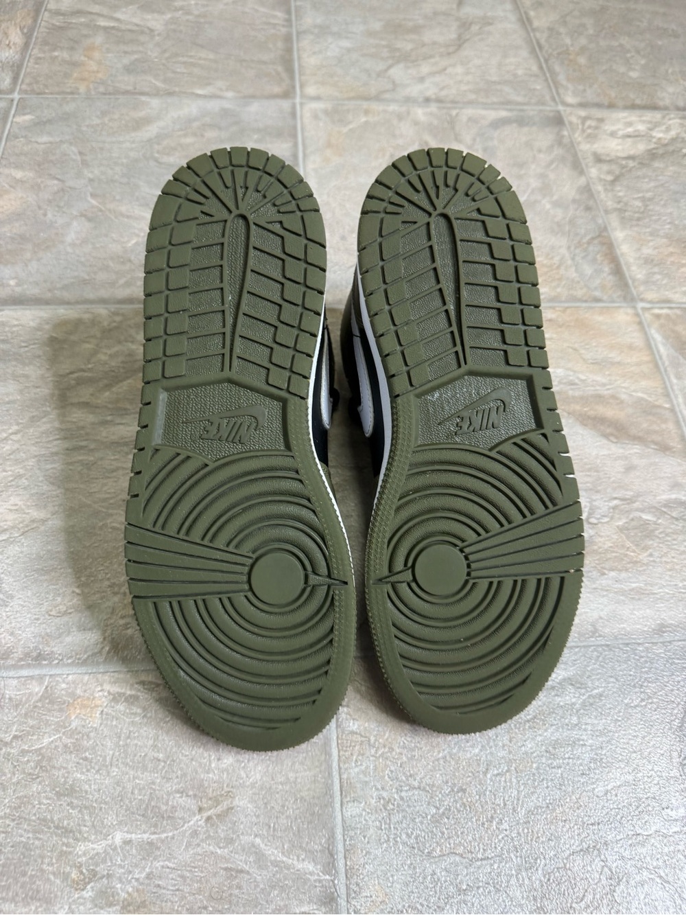 Air Jordan 1 Mid Medium Olive GS Shoe Size 5Y Green DQ8423-092 Preowned - Picture 7 of 8